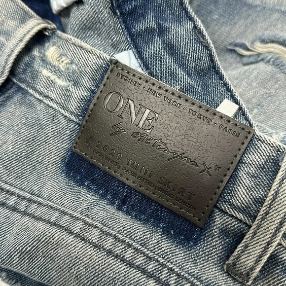 One Teaspoon 2020 Mini Denim Skirt Distressed Frayed Hem in Light Blue Size 26 - Picture 6 of 10